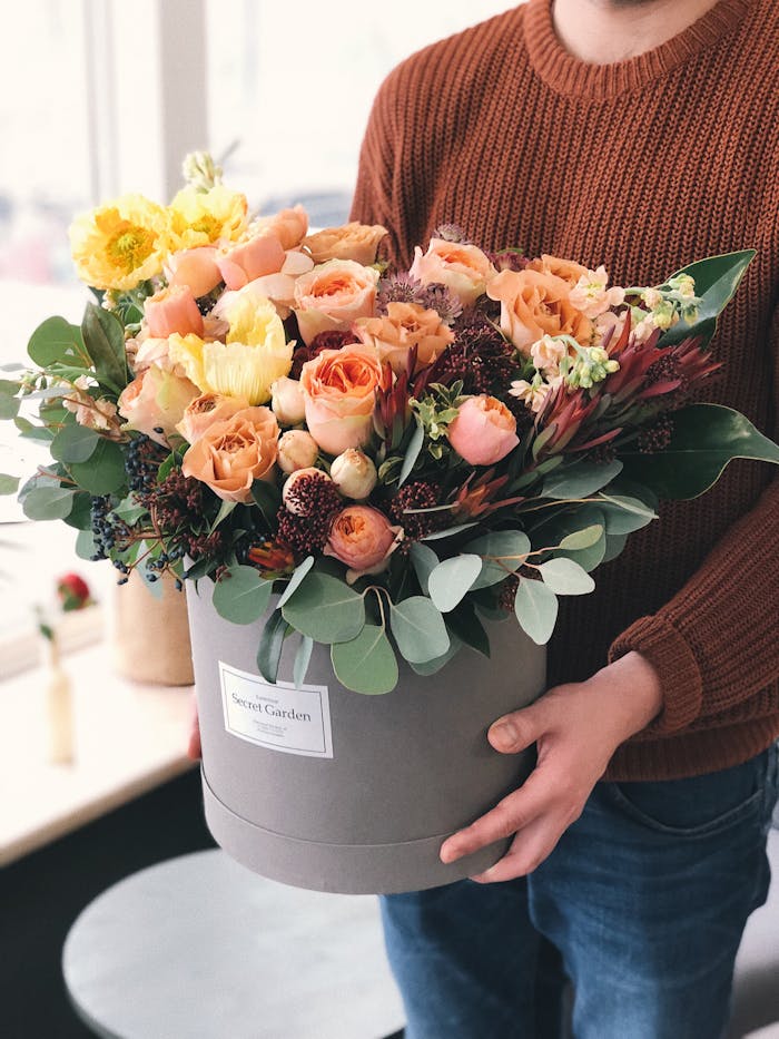 Stylish bouquet of mixed flowers in a round box, perfect as a gift or decoration.